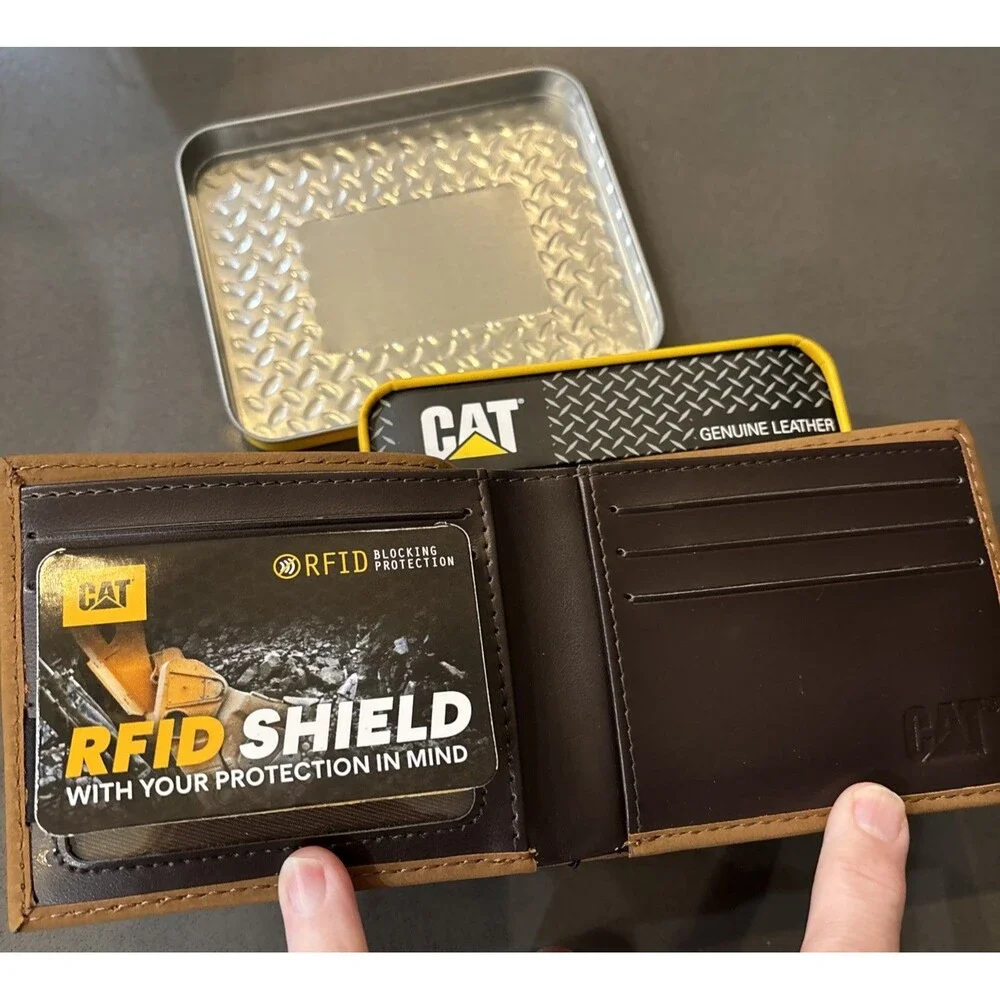 CAT Caterpillar Single BiFold Leather RFID Wallet  Embossed Logo Tan W/ Gift Tin
